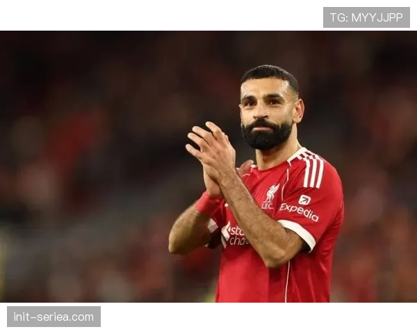 球迷镜头:安菲尔德KOP看台展示巨型TIFO,致敬即将离队的萨拉赫 球迷镜头:安菲尔德KOP看台展示巨型TIFO,致敬即将离队的萨拉赫