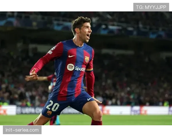 诺坎普观众集体起立鼓掌，致敬即将退役的巴萨队长塞尔吉·罗贝托